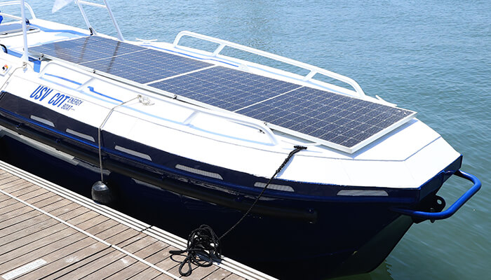 Foto de un buque de superficie no tripulado (USV) el cual es propulsado por energía solar.