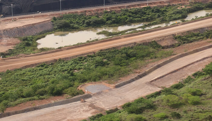 Una aerofotografía en la que se observa un tramo carretero en construcción, en la Amazonía colombiana