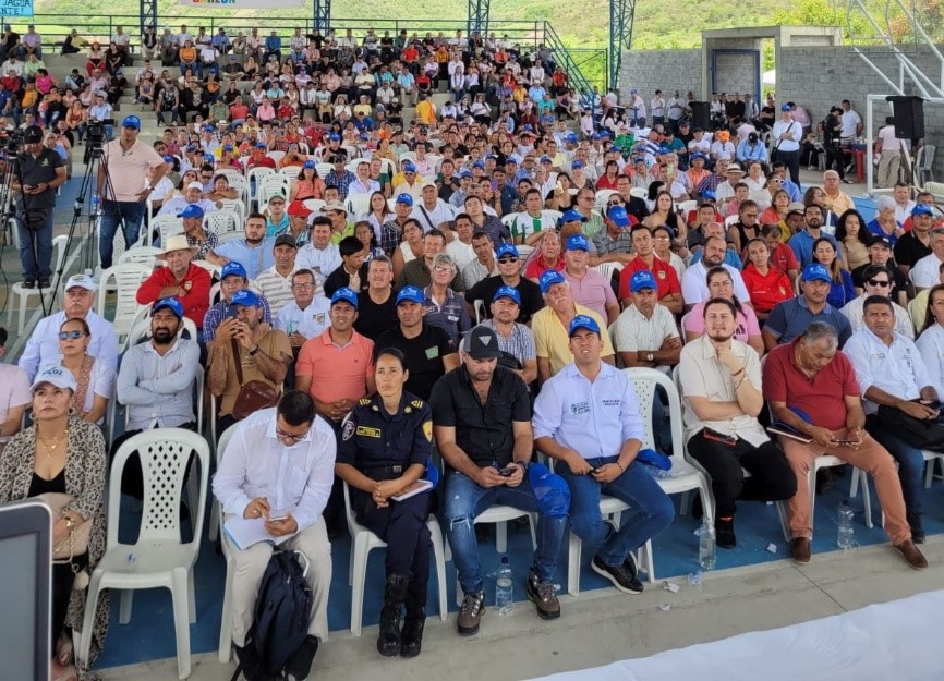 Fotografía en la que se ven decenas de personas reunidas en un coliseo, en Altamira, Huila