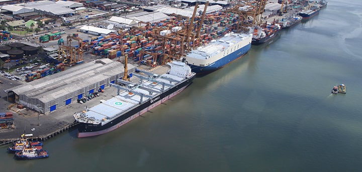 Es la foto de un muelle marítimo en la que se ven barcos de carga (no aplica para el Amazonas)