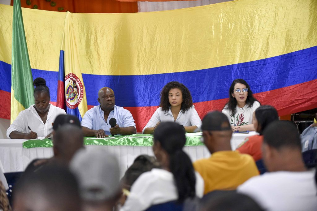 Texto ALT para la foto de la noticia: Foto de la mesa principal en la que se ve la gobernadora del Chocó, la directora general de la UPIT, entre otros