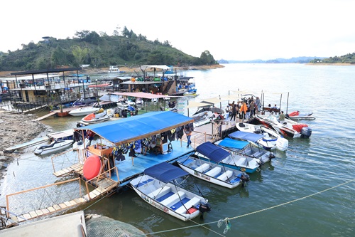 Fotografía del muelle de pasajeros en el embalse de Guatapé, Antioquia en la que ven varias lanchas atracadas