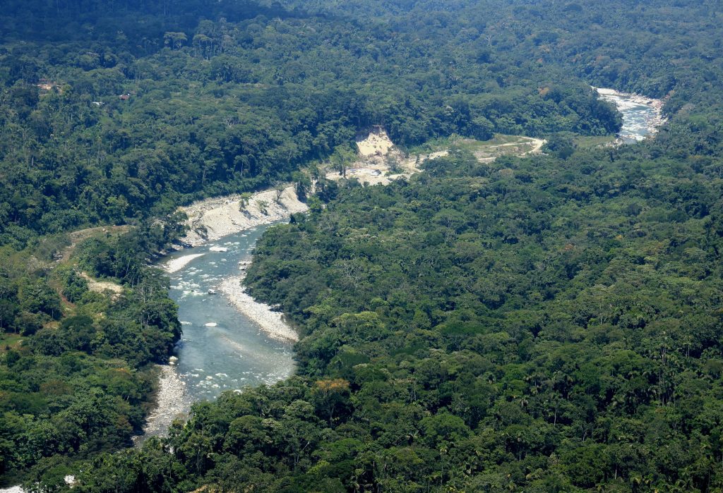 Fotografía aérea del río Putumayo serpenteando en medio de la selva, cerca al municipio de Puerto Asís, Putumayo.