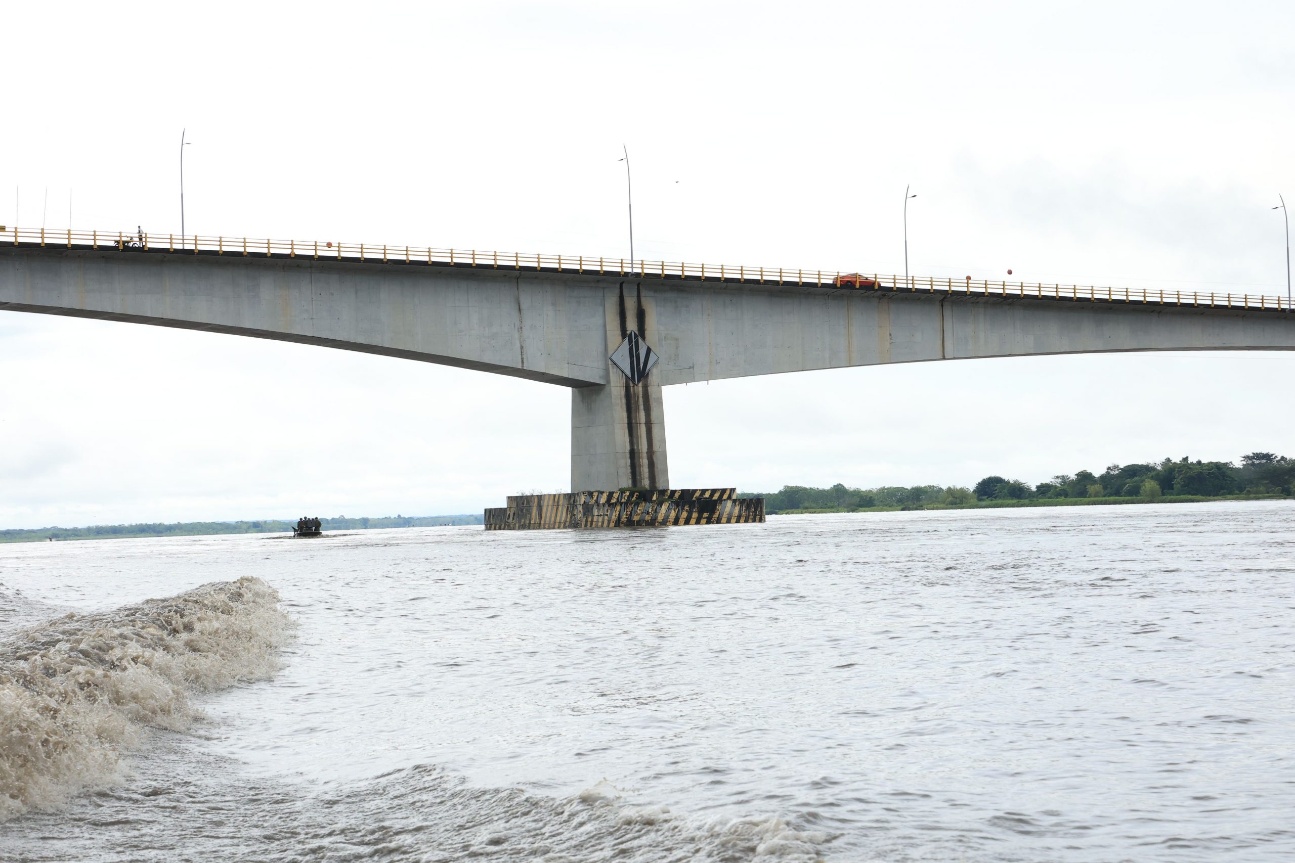 Foto de una draga de Cormagdalena desplázandose sobre el río Magdalena, en Barrancabermeja