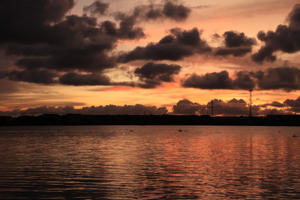 Foto de un atardecer sobre el río Magdalena, a la altura de Barranquilla