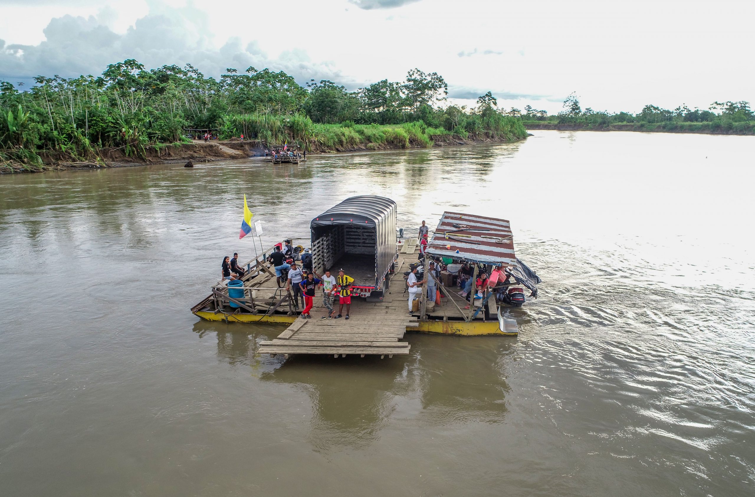 En esta foto de dron se observa el ferry que cruza río Curbaradó, a un costado el corregimiento de Brisas, Chocó