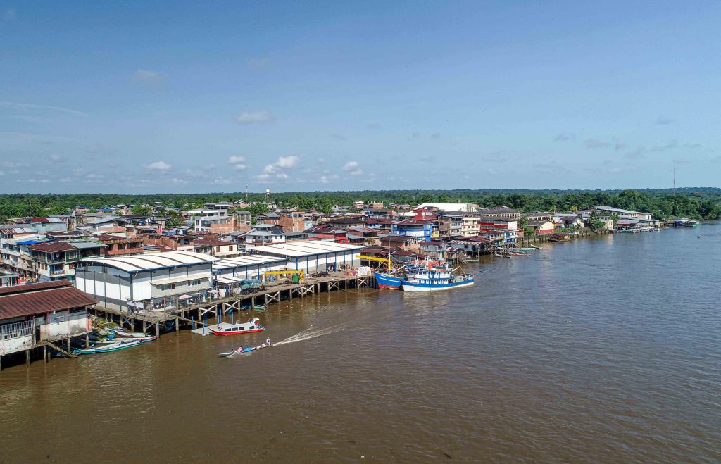 Foto panorámica de dron en la que se aprecia el municipio Guapi, su muelle y su río.