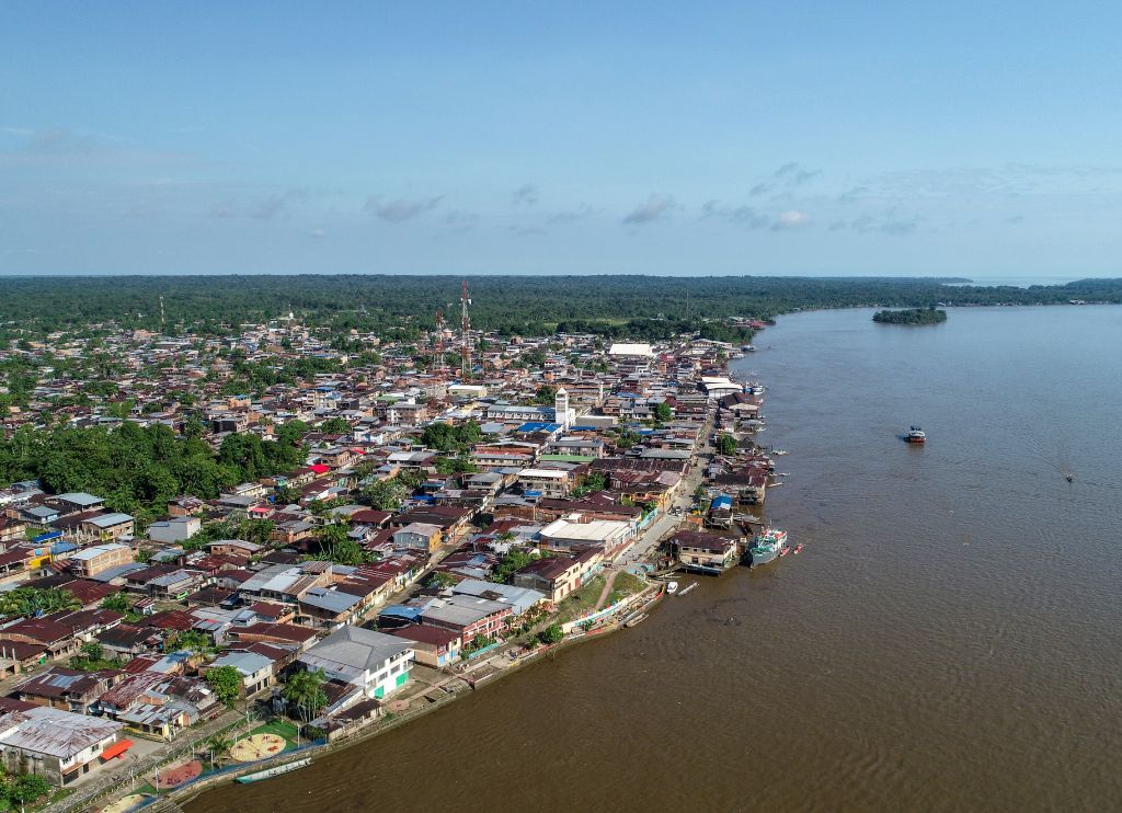 Fotografía aeréa tomada con un dron en la que se ve el municipio de Guapi a orillas del río de su mismo nombre