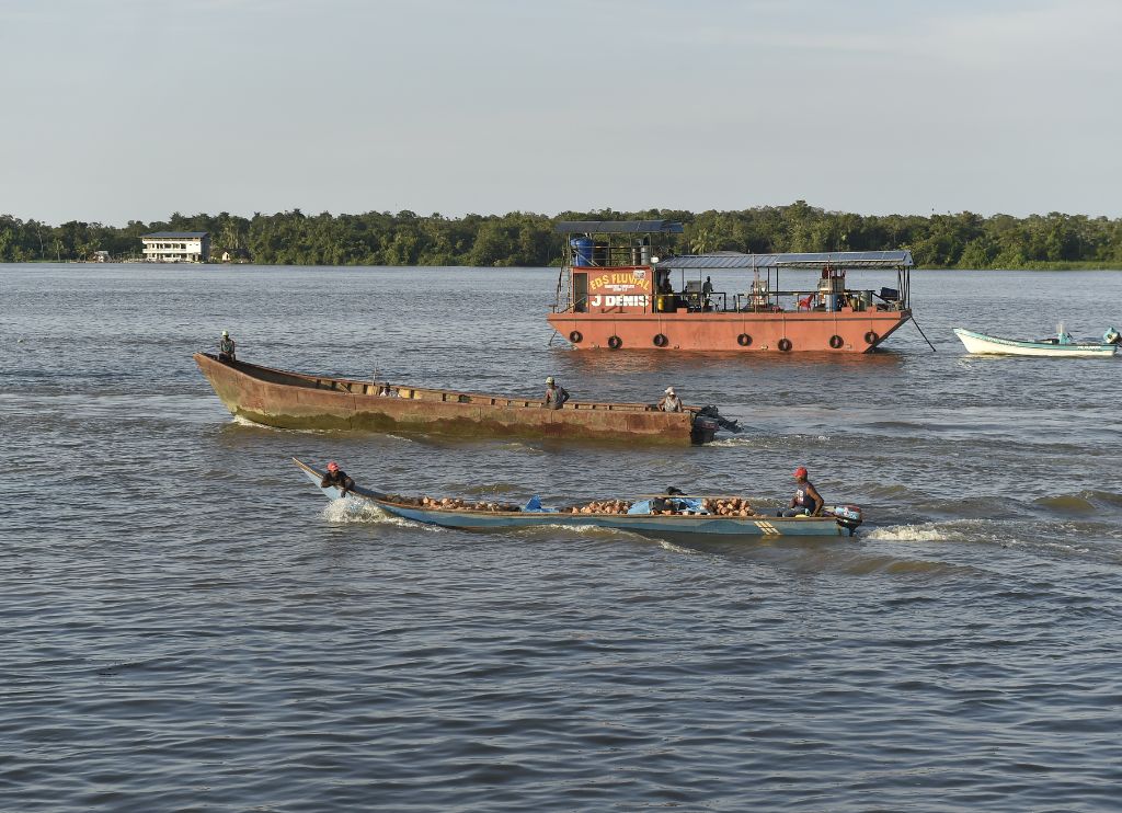 Fotografía en la que se ve una estación fluvial de gasolina, en el río Guapi, frente al municipio de su mismo nombre